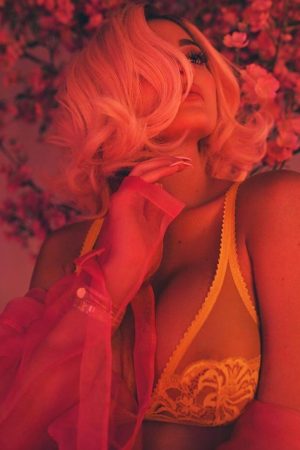 Ce jeudi soir de printemps j’hésite Rania - rencontre-MILF-Cergy